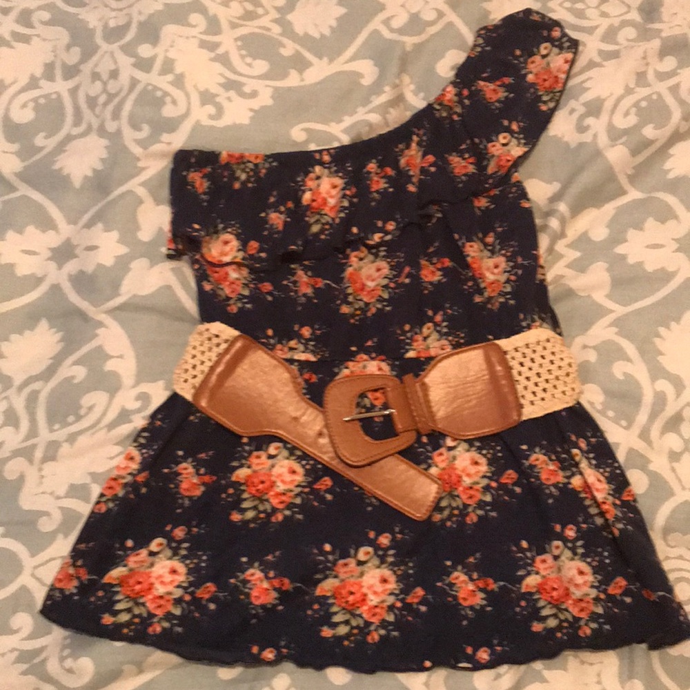 ✨2/$15✨ Off the shoulder tank with stylish belt